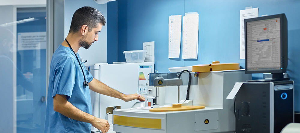 A pre-vet student works in a lab setting in a veterinary clinic