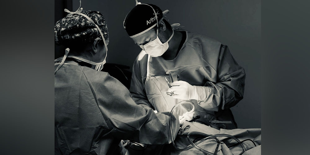 Matthew Morgan, SGU School of Veterinary Medicine grad, in surgery 